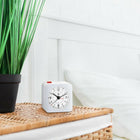 Marathon Watch - Mini réveil analogique sans tic-tac avec rétroéclairage automatique et fonction Snooze - Blanc-Veilleuse automatique: un capteur de lumière ambiante déclenche une douce lueur pour éclairer le cadran lorsqu'il est placé dans des conditions de faible luminosité.
