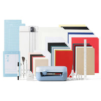 Cricut - Joy 2 + Pack Deluxe - Bleu-La Cricut Joy 2, machine de découpe de 11,4 cm (4,5 pouces), est la nouvelle génération de notre machine de découpe ultra-compacte. Idéale pour les projets rapides du quotidien, comme les cartes personnalisées, les autocollants et les étiquettes. De plus, elle est compatible avec votre imprimante jet d'encre domestique pour créer des autocollants en couleur
