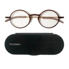 ThinOptics FrontPage collection, Manhattan 1.5 Lecteur avec Milano Pod Noir - Marron-Existe en deux beaux styles, le Brooklyn rectangulaire et le Manhattan ovale, et est flatteur pour les hommes et les femmes.