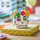 LEGO - Seasons and Occasions L’autel des morts-Ensemble à deux côtés – Un côté du modèle présente un crâne décoré de fleurs LEGO, tandis que l’autre comporte un autel avec une arche de fleurs et divers accessoires alimentaires