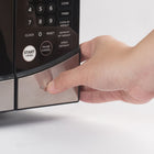 Commercial Chef - Four à micro-ondes de comptoir de 0,9 pi³ et 900 W - Noir-Caractéristiques impressionnantes : En ce qui concerne les fours à micro-ondes de comptoir, notre cuisinière à micro-ondes en acier inoxydable est supérieure avec 900 watts de puissance, un bouton-poussoir pratique, un rouleau de plateau tournant, un plateau en verre et un guide d'ondes.