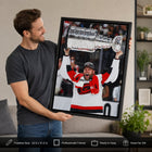 Frameworth - Taylor Hall Toile encadrée 20 po H x 29 po l Carolina Hurricanes Champions de la Coupe Stanley 2026 - Sous licence officielle LNH/AJLNH-Fabrique au Canada par Frameworth depuis 1992