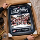 Frameworth - Cadre photoglass des Carolina Hurricanes 16x20 champions Coupe Stanley 2026 motif glace - 18 po l x 22 po H-Fabrication conforme au type de produit : la construction PhotoGlass imprime l’image directement sur le verre et la surface se nettoie avec un chiffon doux et sec