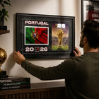 Frameworth - Coupe du Monde FIFA 2026 Officielle Portugal Cadre Drapeau et Trophée - 15 po x 24 po-Dimensions finales de 15 po x 24 po, une impression encadrée verticale idéale pour le salon, le bureau, la salle des partisans et la salle de sport.