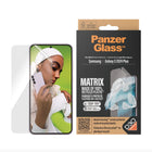 PanzerGlass - Matrix avec D3O Protecteur d'écran pour Samsung Galaxy S24 Plus - Transparent-Repousse l'huile et l'eau, réduisant les traces d'empreintes digitales ainsi que la saleté, gel désinfectant et lotion pour les mains