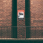 Cosco - Panneau Surveillance usage intérieur/extérieur pour portes et murs, texte français-Le design audacieux et facile à lire aide à dissuader les activités non autorisées et renforce la sensibilisation à la sécurité