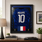 Frameworth - Coupe du Monde FIFA 2026 Officielle France Kylian Mbappe Cadre Réplique de Maillot - 25,75 po x 33,75 po-Dimensions finales de 25,75 po x 33,75 po, un présentoir vertical idéal pour le salon, le bureau, la salle des partisans et la salle de sport.
