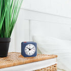 Marathon Watch - Mini réveil analogique sans tic-tac avec rétroéclairage automatique et fonction Snooze - Bleu-Veilleuse automatique: un capteur de lumière ambiante déclenche une douce lueur pour éclairer le cadran lorsqu'il est placé dans des conditions de faible luminosité.