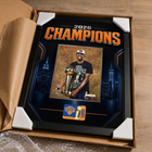 Frameworth - Cadre photoglass de OG Anunoby des New York Knicks trophée du championnat 2026 - 18 po l x 22 po H - noir-6