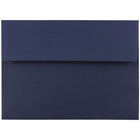JAM Paper - Enveloppes d'invitation A7 - 5,25 x 7,25 - bleu marine - Paquet de 50-Nos enveloppes sont fabriquées à partir de papier de 28 lb et comportent une fermeture en gomme à rabat droit avec une finition texturée