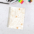 Mead - Agenda Blanc céleste scolaire hebdomadaire/mensuel 2026-2027 couverture rigide - 8 ½ po x 6 po - Multicolore - bilingue-Un mois sur deux pages avec des blocs quotidiens non lignés, ainsi qu'une section pour les notes et les calendriers de référence des mois passés et futurs