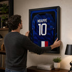 Frameworth - Coupe du Monde FIFA 2026 Officielle France Kylian Mbappe Cadre Réplique de Maillot - 25,75 po x 33,75 po-Fabriqué au Canada par Frameworth Sports Marketing, fondée en 1992, produisant des souvenirs sportifs sous licence officielle.