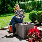 Suncast - Coffre de terrasse moyen 50 gal avec siège - Stoney-Le couvercle renforcé offre une solution unique de sièges et de rangement.