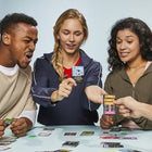 Hasbro Gaming - Monopoly Deal No Mercy-Rassemblez des séries de propriétés et gardez-les : Pour gagner, soyez le premier à réunir 3 séries de propriétés. Mais attention ! Dans cette édition, une série complète peut être volée en un clin d'œil
