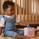 tonies - Ms. Rachel Mon premier coffret Toniebox 2 - rose nuage-Découvrez la Toniebox 2 - le lecteur audio conçu pour leurs petites mains, propulsé par leurs choix et créé pour les aider à grandir. La nouvelle génération de lecteur audio sans écran pour les enfants de 1 à 9 ans et plus, conçue pour favoriser le jeu autonome et stimuler l’imagination