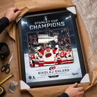 Frameworth - Cadre photoglass de Nikolaj Ehlers 16x20 des Carolina Hurricanes champions Coupe Stanley 2026 - 18 po l x 22 po H-Fabrication conforme au type de produit : la construction PhotoGlass imprime l’image directement sur le verre et la surface se nettoie avec un chiffon doux et sec