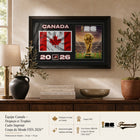 Frameworth - Coupe du Monde FIFA 2026 Officielle Canada Cadre Drapeau et Trophée - 15 po x 24 po-Encadré professionnellement au Canada, imprimé sur papier photo de haute qualité et fini dans un cadre noir de qualité supérieure avec façade protectrice transparente.