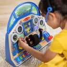 Melissa & Doug - Tableau de bord interactif du pilote de jet - Lot de 7-Un excellent cadeau pour les garçons et les filles, de 3 à 7 ans, pour un jeu pratique et sans écran ; 3 piles AA requises, non incluses ; interrupteur marche/arrêt et arrêt automatique après 9 minutes d'inactivité