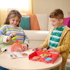 Kinetic Sand - Coffret de jeu de pizzas montantes SquishPizza-5 outils et 4 couleurs de sable inclus : Le coffret comporte 452 g de Kinetic Sand de 4 couleurs, 2 tampons et 3 outils. Éveillez la créativité et les compétences sensorielles avec le four et ses différents moules à garniture, mélangez les couleurs de sable et découpez les pizzas avec la roulette.