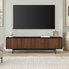 Hudson&Canal - Meuble TV Whitman pour téléviseurs jusqu'à 75 pouces - Grain noir/noyer satiné-Construit en acier robuste, en MDF et en PVC avec un corps au fini grain noir et des portes couleur noyer satiné
