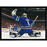 Roberto Luongo 20x29 Canucks Glove Save-H - Toile encadree - 31" x 22"-Impression sur toile de qualité supérieure avec bordures enveloppées