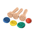 JOVI - Coffret école bébé pâte à modeler Plastilina - 20 barres/9 tampons-Sûr et sans allergène : Fabriquée avec le plus grand soin, notre pâte à modeler est totalement sans gluten et sans allergènes majeurs, garantissant une expérience de jeu sûre et sans souci pour les enfants de tous âges. Les parents peuvent avoir l'esprit tranquille pendant les récréations.