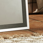 HOMCOM - Miroir pleine longueur sur pied à poser contre le mur - 21 po l x 64 po H - gris-Couleur : Grain de bois blanc et grain de bois gris 