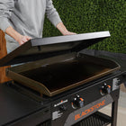 Blackstone - 28" Station de cuisson à gril original Omnivore avec couvercle rigide-Capot rigide : Le capot robuste protège le dessus de votre plancha des éléments. Utilisez les crochets à l'intérieur du capot pour le suspendre facilement à l'arrière de votre plancha pendant la cuisson.