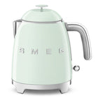 SMEG - Bouilloire électrique mini de 3 tasses au style rétro 50S - Vert pastel-Base pivotante à 360° permettant de placer la bouilloire dans n'importe quelle position