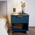 Manhattan Comfort - Table de nuit moderne Granville 1 tiroir 46 cm - Bleu Minuit-Comprend 1 tiroir à extension complète avec tiroir supérieur conçu avec des lignes verticales texturées en relief fabriqué en bois massif
