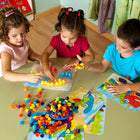 Miniland - MLE45318 Ensemble de chevilles et motifs - couleurs vives - 90 pièces-Comprend 1 planche, 90 chevilles et 6 modèles en carton.
