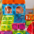Magna-Tiles - Ensemble de construction magnétique Centre-ville 110 pièces-Sécurité garantie: Toutes les pièces MAGNA-TILES sont conçues pour résister à d’innombrables heures de jeu. Notre grille exclusive empêche la fissuration, tandis que les rivets de fixation maintiennent les aimants en sécurité