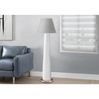 Monarch Specialties - 9684 61"H Lampadaire - Résine Blanche/Abat-Jour Gris-L'abat-jour en tissu gris neutre offre un contraste doux avec la base épurée, créant un look équilibré qui allie design moderne et charme intemporel