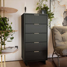 Manhattan Comfort - Granville commode moderne haute et étroite 23,62" - gris foncé-Comprend 5 tiroirs à extension totale avec tiroir supérieur doté de lignes nervurées verticales texturées en bois massif. Le tiroir supérieur offre une option de 6 petits compartiments pour une meilleure organisation