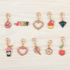 Make it Real - Juicy Couture Bracelets Rose Précieux par-Tout est inclus. Ce kit de création de bijoux contient tout ce dont votre enfant a besoin pour créer une multitude de combinaisons de bracelets avec 10 breloques Juicy Couture, 390 perles colourées, 50 anneaux de jonction, 3 chaînes, 3 couleurs de cordon en satin et un cordon élastique
