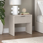 Hudson&Canal - Table de chevet Kenslow 24 po - Blanc aulne-La base, le dessus et le tiroir sont fabriqués en MDF robuste avec une finition blanche aulne