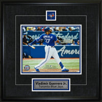 Vladimir Guerrero Jr. 8x10 with Pin and Plate Toronto Blue Jays Swing-H - Impression encadree - 18" x 18"-Qualité supérieure - 8x10 framed