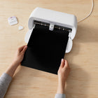 Cricut - Joy Xtra Smart Feuille de vinyle permanente mate de 9,5' x 3' - Noir-Fonctionne sans tapis de découpe : il suffit de charger et c'est parti !
