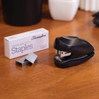 Swingline - Agrafeuse Tot Mini - noir-La mini agrafeuse robuste fixe solidement jusqu'à 12 feuilles de papier. Elle fonctionne mieux avec des agrafes de taille standard Swingline dotées de pattes de 1/4 po de longueur