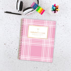 Emily Ley - Simplified Agenda scolaire hebdomadaire/mensuel 2026-2027 - 11 po H x 9 po l - Pink Plaid - bilingue-La reliure à double spirale dorée résiste aux accrocs et reste à plat pour une utilisation facile.