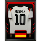Frameworth - Coupe du Monde FIFA 2026 Officielle Allemagne Jamal Musiala Cadre Réplique de Maillot - 25,75 po x 33,75 po-Présentoir encadré de réplique de maillot sous licence officielle de la Coupe du Monde FIFA 2026 mettant en vedette Jamal Musiala.