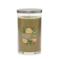 Yankee Candle - Sage & Citrus Signature Bougie pilier moyenne - 404 g-Le couvercle en métal brossé sert de dessous de verre à bougie