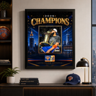 Frameworth - Cadre photoglass de Karl-Anthony Towns des New York Knicks trophée du championnat 2026 - 18 po l x 22 po H - or-Graphiques photoglass avec photo sous licence : une photographie 8x10 sous licence officielle est montée séparément et l’illustration environnante est imprimée en ultra haute définition directement sur le verre pour des couleurs vives, des noirs profonds et une profondeur lumineuse