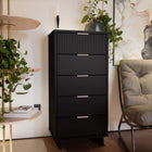 Manhattan Comfort - Granville commode moderne haute et étroite 23,62" - noir-Comprend 5 tiroirs à extension totale avec tiroir supérieur doté de lignes nervurées verticales texturées en bois massif Le tiroir supérieur offre une option de 6 petits compartiments pour une meilleure organisation
