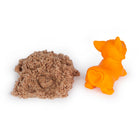 Kinetic Sand - Doggie Dig Mini-Stimulez la créativité : Encouragez les jeux d'imitation et la motricité fine par le jeu sensoriel tactile tandis que les enfants moulent, forment et laissent couler le sable. Fabriqué à partir de sable naturel dont les grains collent entre eux comme par magie pour un nettoyage facile.