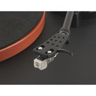 JBL - Spinner BT Platine Bluetooth - Noir/Orange-Le plateau en aluminium est entraîné par une courroie et un moteur avec un capteur optique en dessous pour garantir la lecture de vos disques