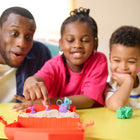 Kinetic Sand - Ensemble de jeu Sandy Farm-Boîte de rangement réutilisable en forme de grange : Initiez les enfants au jeu de sable sensoriel avec ce coffret amusant pour les loisirs créatifs et artistiques. La grange s'ouvre pour former une zone de jeu. Rangez les outils et le sable à l'intérieur jusqu'à la prochaine session de jeu pour une organisation facile.
