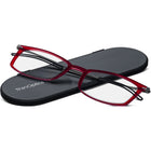 ThinOptics FrontPage collection, Brooklyn 2.0 Lecteur avec Milano Pod Noir - Rouge-18 mois de matériaux et d'ingénierie informatique ont réduit la masse et le volume non essentiels pour offrir le FrontPage breveté: les lunettes de lecture les plus légères possibles avec une gamme de dioptries 1,5-2,5x.