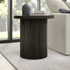 Hudson&Canal - Table d'appoint ronde cannelée Isa de 56 cm de large, couleur brun aulne-La base présente de fines cannelures verticales sur tout son pourtour
