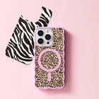 Ideal of Sweden - Print Pack Ecru Leomania pour iPhone 16-Avec une variété de designs parmi lesquels choisir, vous pouvez rafraîchir votre style à tout moment, sans ajouter de volume